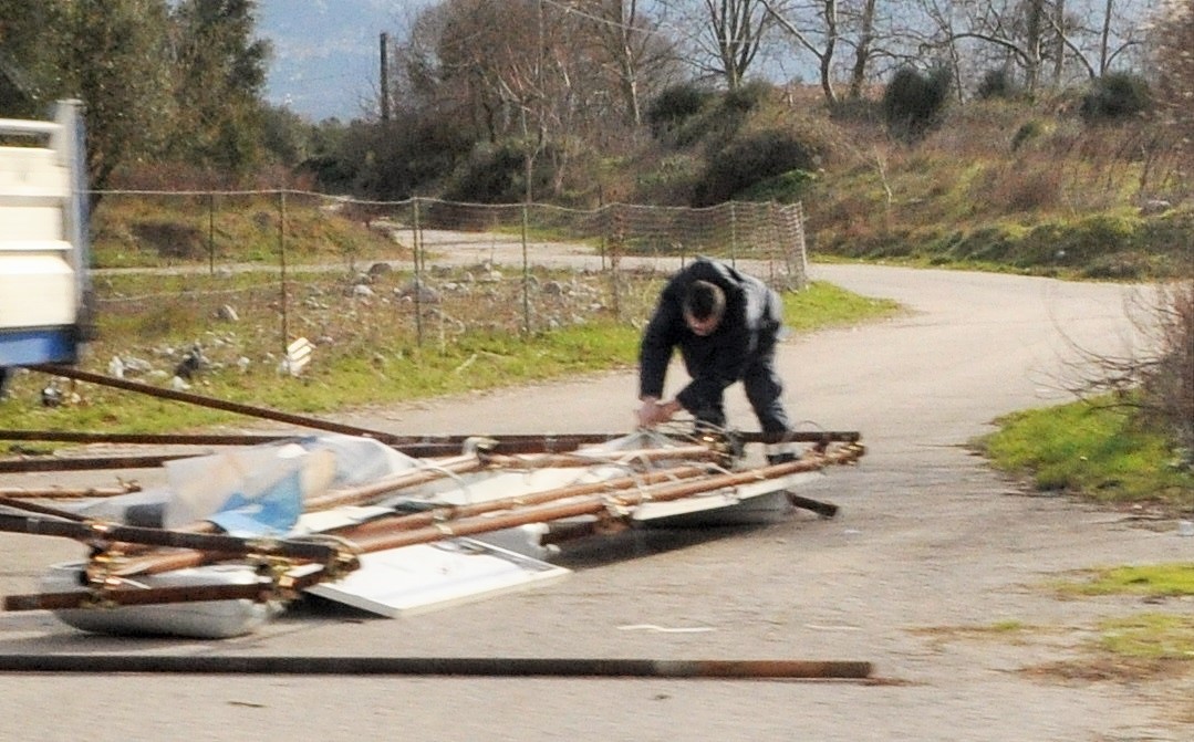 cartellone palascarabeo abbattuto vento