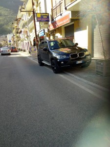 auto su marciapiedi