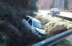 auto finisce in una cunetta Colli a Volturno