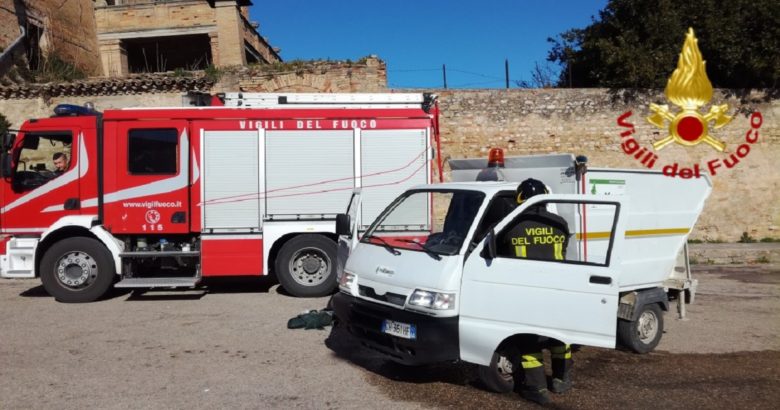 incendio automezzo nettezza urbana portocannone