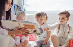 lettura-degli-insegnanti-ai-bambini-in-eta-prescolare