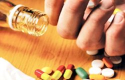 alcool e farmaci tenta il suicidio