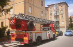 Minaccia di togliersi la vita, ma il sindaco la dissuade e la rassicura