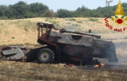 In fumo 11 ettari di grano e orzo, a fuoco anche una mietitrebbia