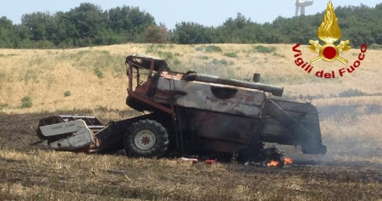 In fumo 11 ettari di grano e orzo, a fuoco anche una mietitrebbia