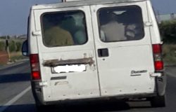 20 migranti in un pulmino