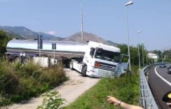CRONACA - Grossa autobotte esce di strada ostruendo i binari, circolazione interrotta