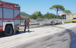 auto in fiamme ss 85 venafrana