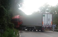 Camion di traverso, traffico in tilt sulla SS 158