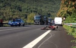 Grave incidente sulla SS 17, perde la vita un centauro