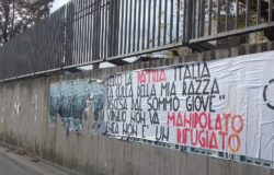 VENAFRO - Muro per comunicare, scritta ideologicopatriottica all’esterno del SS Rosario