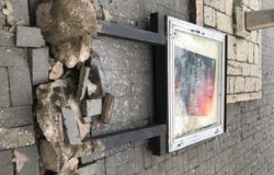 Danneggiano una bacheca per le affissioni, beccati dalle telecamere