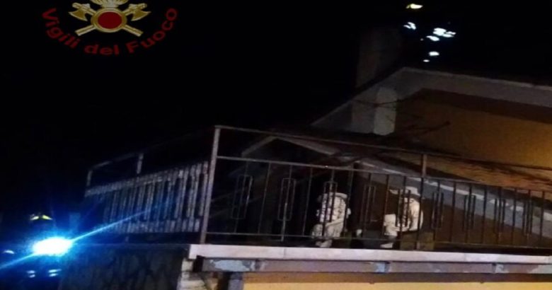 Paura a Colli a Volturno, a fuoco tetto di un'abitazione