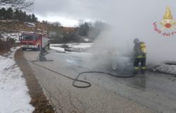 Roccasicura, Auto in fiamme, salva la conducente