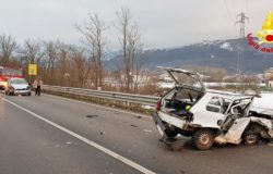 Scontro tra due auto sulla SS.17, grave una donna