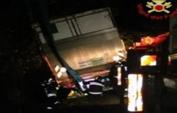 Vinchiaturo, Camion fuori strada, intervento dei vigili del fuoco