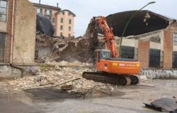 CROLLO CAPANNONE - Iniziati lavori di demolizione, dureranno un mese e si lavorerà anche di notte. La Sopraintendenza avrebbe voluto conservare alcune parti della struttura