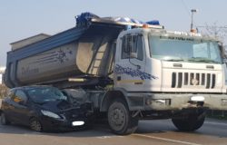 VENAFRO - Grave incidente, tir contro auto. Giovane ferito in ospedale