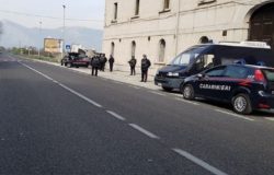 Venafro (IS): Guida un veicolo con patente revocata. Un napoletano denunciato dai Carabinieri. I Carabinieri della Stazione di Sesto Campano hanno denunciato alla competente Autorità Giudiziaria un uomo della provincia di Napoli, ritenuto responsabile di guida con patente revocata. Nello specifico, la pattuglia ha proceduto al controllo del predetto sorpreso alla guida di un autocarro. Gli immediati accertamenti permettevano di appurare che, con provvedimento emesso dalla Prefettura di Napoli, all’automobilista era stata ritirata la patente. Alla luce delle evidenze emerse, a carico dell’uomo oltre alla denuncia, i militari hanno proceduto al sequestro del mezzo finalizzato alla confisca.
