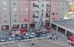 campobasso - Incendio in un palazzo, vigili del fuoco al lavoro