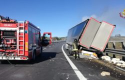 CRONACA - Tir impatta su guard rail e perde carico di mattoni