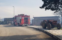 Incendio lambisce il cimitero, a fuoco vegetazione e sterpaglie