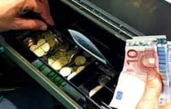 furto soldi cassa negozio