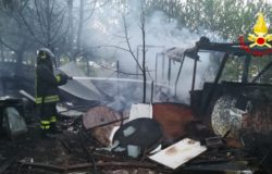 CRONACA - Prende fuoco una baracca alla periferia della città, vigili del fuoco ancora al lavoro