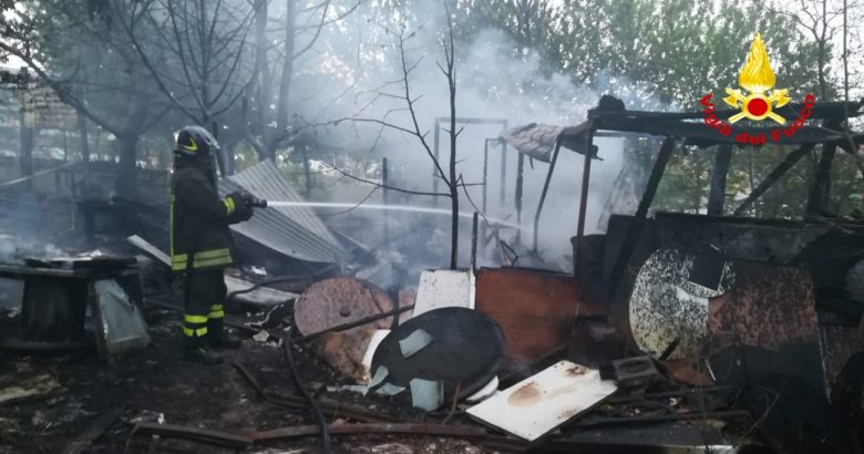 CRONACA - Prende fuoco una baracca alla periferia della città, vigili del fuoco ancora al lavoro