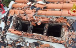 Fulmine distrugge tre comignoli di uno stabile, intervengono i Vigli del Fuoco