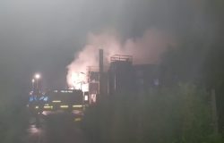 POZZILLI - Nucleo Industriale, a fuoco scarti di lavorazione in una fabbrica pompieri ancora al lavoro