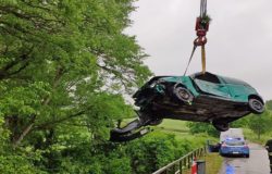 INCIDENTE - Esce fuori strada e finisce in una scarpata, in auto una signora e la figlia di cinque anni