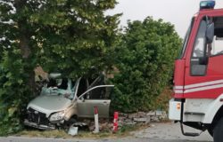 Incidente all'alba, 5 ragazzi si schiantano contro un albero