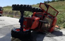 Padre e figlio si ribaltano con il trattore, sfiorata la tragedia