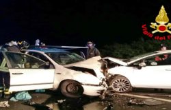 Scontro tra due auto, una persona incastrata tra le lamiere