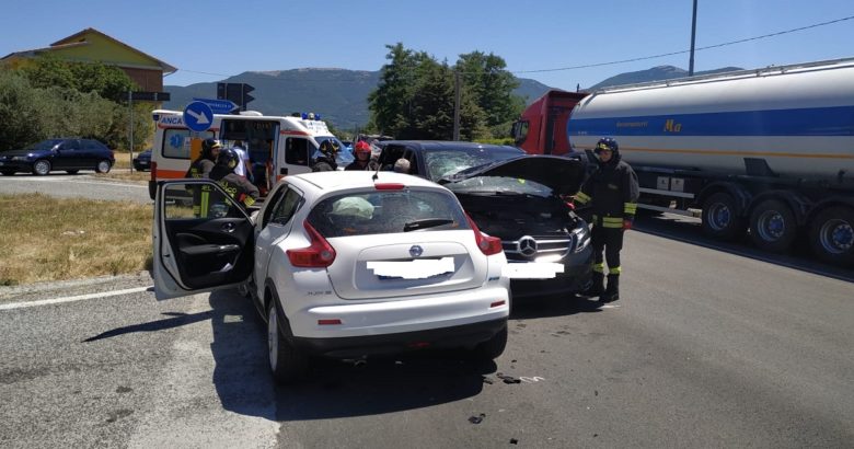 Scontro pulmino-auto al bivio per Roccaravindola, ci sono feriti