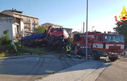CRONACA - Autocarro con pala meccanica si ribalta, Vigili del Fuoco in azione