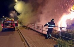 CRONACA - Incendi nella notte villetta in fiamme e roghi di sterpaglie, canneti ed incolto