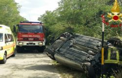Si ribalta con l'auto, 26enne in ospedale
