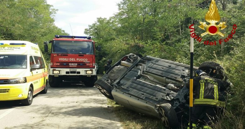 Si ribalta con l'auto, 26enne in ospedale