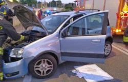 auto sbanda ed esce di strada