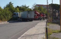 CRONACA - Sbanda per un colpo di sonno e finisce fuoristrada, autotrasportatore ferito