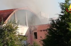 Capannone in fiamme, indagini in corso