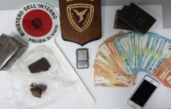 Giovane spacciatore arrestato in stazione eroina nei boxer, un chilo di hashish sotto la sella del motorino e oltre 4mila euro nell'armadio della camera