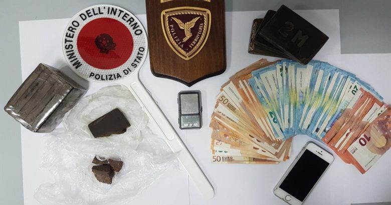 Giovane spacciatore arrestato in stazione eroina nei boxer, un chilo di hashish sotto la sella del motorino e oltre 4mila euro nell'armadio della camera