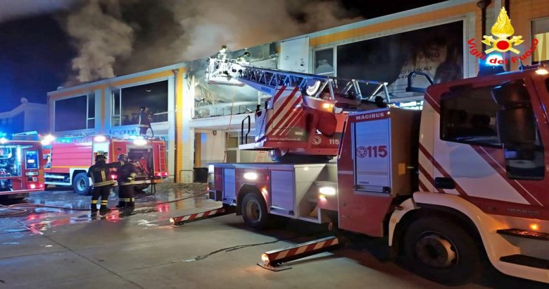 Incendio nella notte, distrutto uno stabile danni ad un negozio di abbigliamento, una palestra, un appartamento, un panificio e un negozio di ricambi
