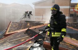in fiamme il tetto di una palazzina in ristrutturazione