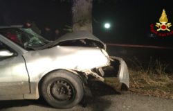 48enne finisce fuoristrada e si schianta contro un albero