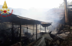 AGNONE - L’allarme è scattato intorno alle 7 di stamattina. I vigili del fuoco del locale distaccamento hanno ricevuto la segnalazione di un incendio scaturito all’interno di un deposito agricolo in località Macchielunghe.