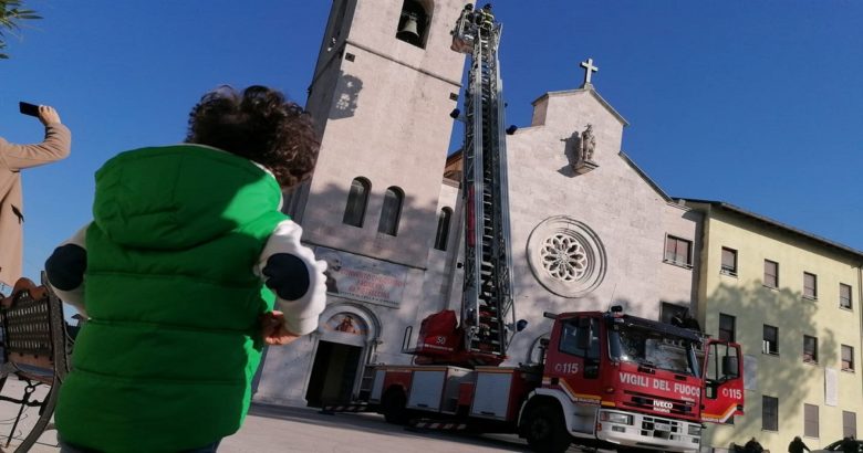 VENAFRO – Immacolata, corona di fiori alla Vergine. Omaggio dei Vigili del fuoco